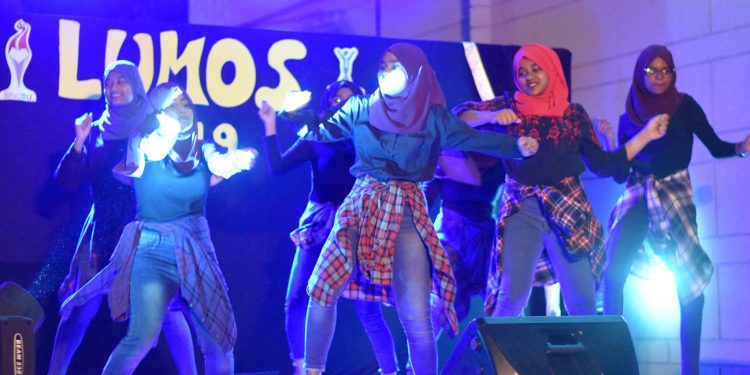 އެއްއަހަރުގެ މެދުކެނޑުމަކަށްފަހު ލޫމޯސް އެނބުރި ބެލުންތެރިންނާއި ހަމައަށް