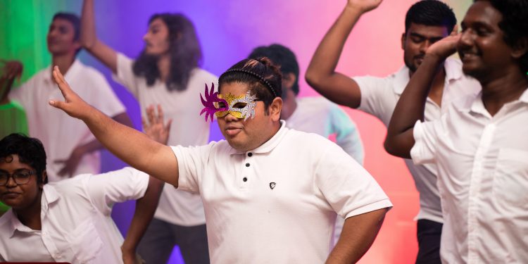 އަހަރު ދުވަހުގެ މެދުކެނޑުމަކަށްފަހު ލޫމޯސް ކާމިޔާބުކަމާއެކު ކުރިއަށް ގެންގޮސްފި