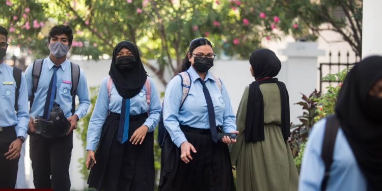 ފަހި އެމް.އެން.ޔޫ މިފަހަރު ވިލާ އިންޓަނޭޝަނަލް ހައި ސްކޫލް ދަރިވަރުންނާއެކު