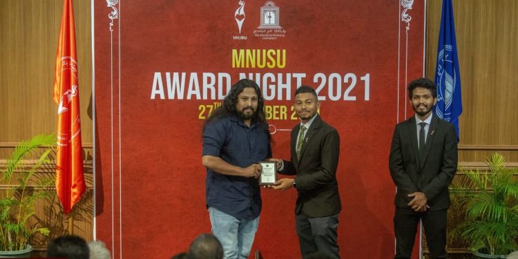 މަރްޙޫމް އަޙްމަދު އަބްދުﷲ ނަސީރުގެ ހަނދާނުގައި ދެވޭ ދަރިވަރުންގެ ޔޫނިއަންގެ ދެވަނައަށް އެންމެ މަތީ ޝަރަފު 8 ފަރާތަކަށް އަރުވައިފި