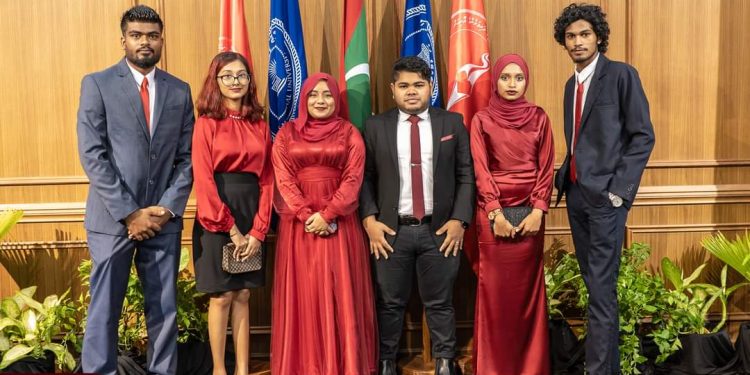 ޝެޓްސް އިން ފެކަލްޓީގެ ދާރިސުންނާ ބައްދަލުކޮށްފި