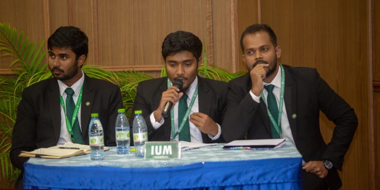 ބަހުސް މުބާރާތުގެ ޗެމްޕިއަންކަން އައި.ޔޫ.އެމް އިން ހޯދައިފި!