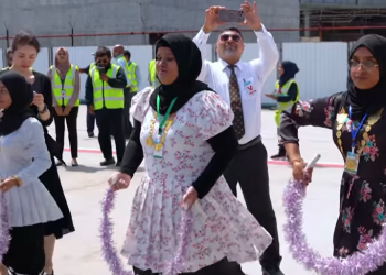 ކޮވިޑް-19 އަށްފަހު ޗައިނާއިން ދިވެހިރާއްޖެއަށް ދަތުރުކުރި ފުރަތަމަ ފްލައިޓްގެ ދަތުރުވެރިންނަށް އެމް.އެން.ޔޫ.އެސް.ޔޫ ބޮޑުބެރުގެ ފަރާތުން މަރުހަބާ ދަންނަވައިފި