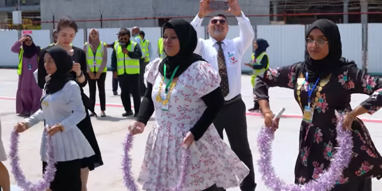 ކޮވިޑް-19 އަށްފަހު ޗައިނާއިން ދިވެހިރާއްޖެއަށް ދަތުރުކުރި ފުރަތަމަ ފްލައިޓްގެ ދަތުރުވެރިންނަށް އެމް.އެން.ޔޫ.އެސް.ޔޫ ބޮޑުބެރުގެ ފަރާތުން މަރުހަބާ ދަންނަވައިފި
