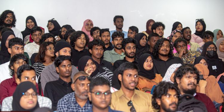 މިއަހަރު އެމް.އެން.ޔޫއަށް އަލަށް ގުޅުނު ދަރިވަރުންނަށް އޮރިއެންޓޭޝަން ބާއްވައިފި!