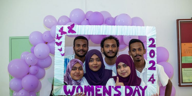 ހީލާސްގެ ފަރާތުން އަންހެނުންގެ ދުވަސް ފާހަގަ ކޮެށްފި