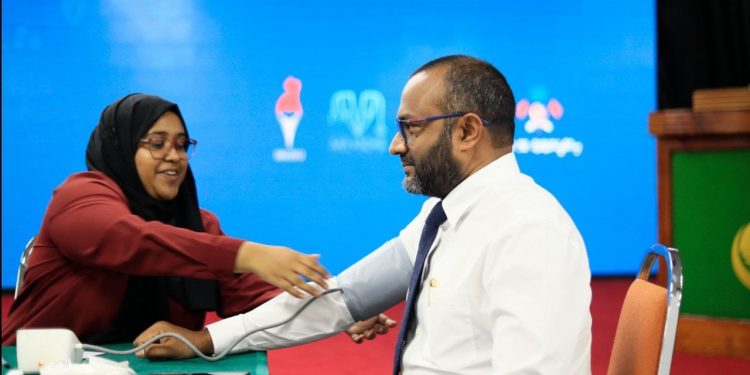 މެޑިކޯސްއިން އިސްލާމީ ކަންތައްތަކާ ބެހޭ ވުޒާރާގެ މުވައްޒަފުންނަށް އަމާޒުކޮށް ހެލްތު ސްކްރީނިންގްއެއް ކުރިއަށްގެންގޮސްފި!