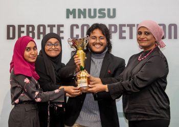 ޔޫނިއަންގެ ތާރީޙީހުގައި ބޭއްވުނު ފުރަތަމަ އިނގިރޭސި ބަހުސް މުބާރާތުގެ ފަޙުރުވެރި ޗެމްޕިއަންކަން އެފް.އީ އަށް!