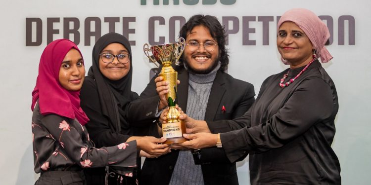 ޔޫނިއަންގެ ތާރީޙީހުގައި ބޭއްވުނު ފުރަތަމަ އިނގިރޭސި ބަހުސް މުބާރާތުގެ ފަޙުރުވެރި ޗެމްޕިއަންކަން އެފް.އީ އަށް!