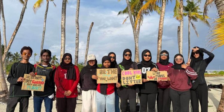“ދުނިޔޭގެ އޯޒޯން ދުވަސް” ފާހަގަކުރުމަށް ދޮންދީނި އިސްވާރުން އިސްނަގައިގެން ބީޗް ސާފުކުރުމުގެ ހަރަކާތެއް ބާއްވައިފި.